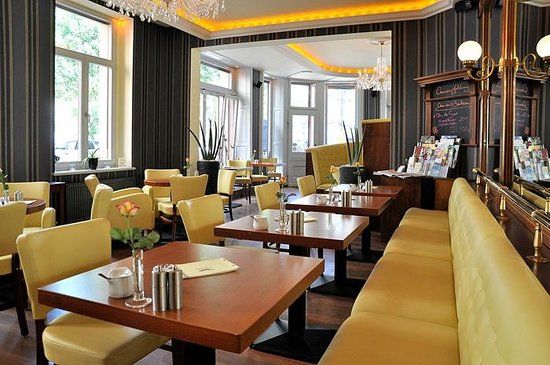 Lloyd's Cafe & Bar